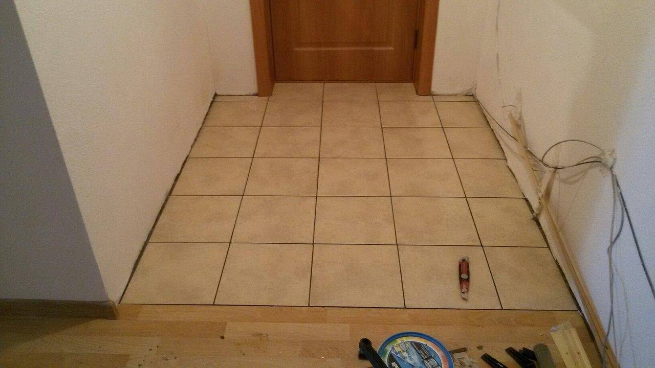 Укладка плитки на пол в коридор без разметки - неисправимая ошибка
