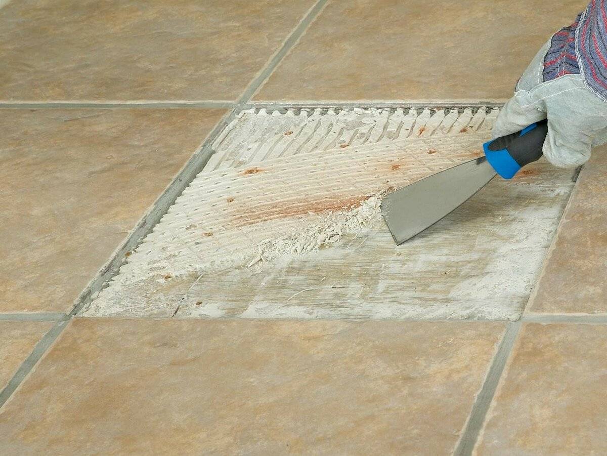 Как поменять плитку на полу в ванной?