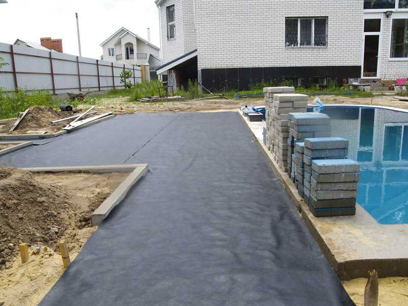 Можно ли заменить геотекстиль укрывным материалом при укладке тротуарной плитки — строим дом