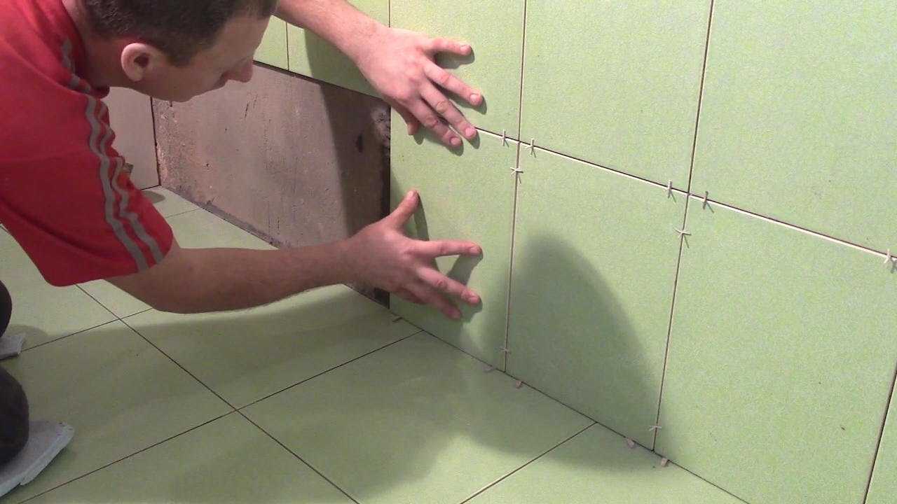 Как класть плитку в ванной на пол самому
