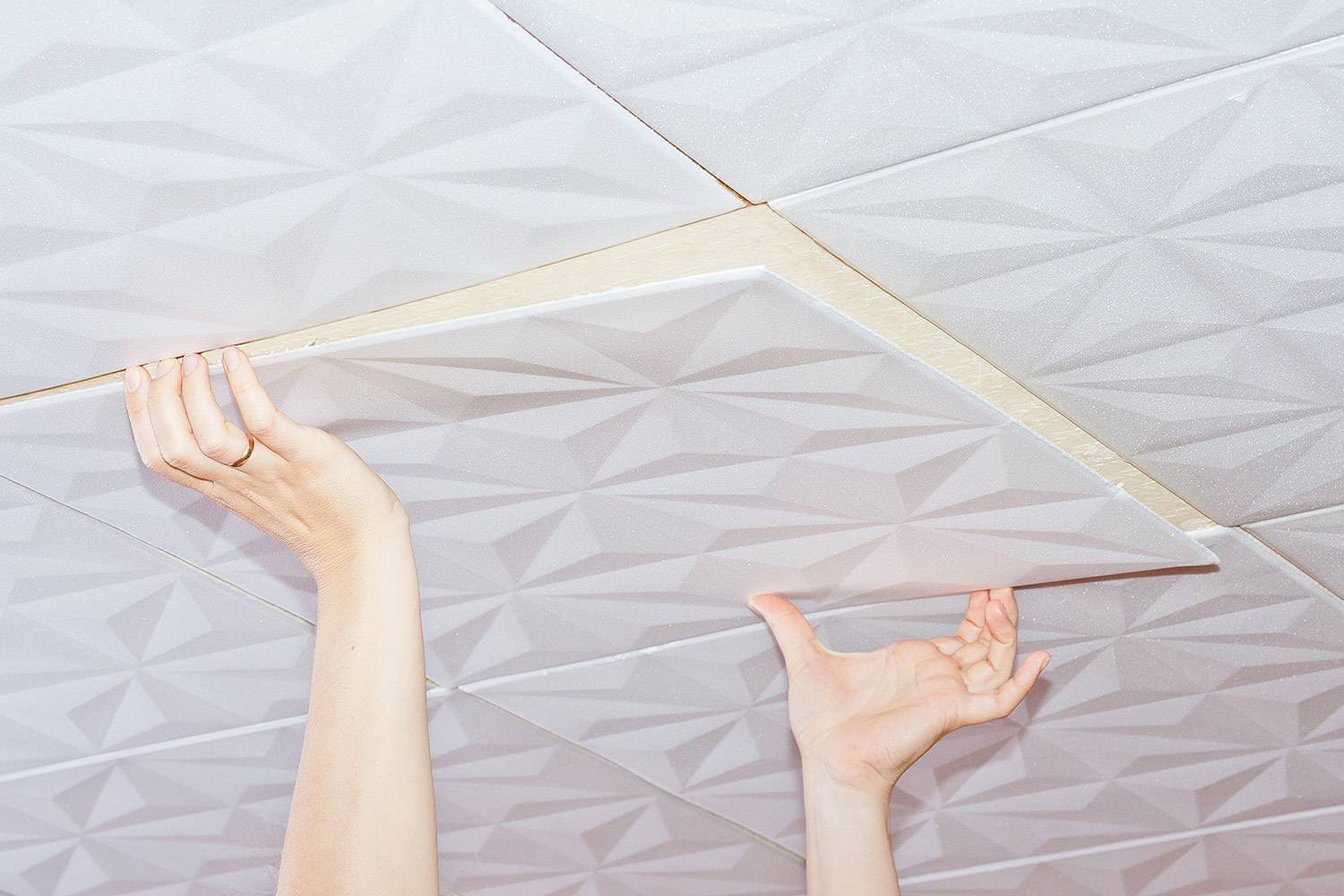 Можно ли на побелку клеить потолочную плитку и как правильно это делать?