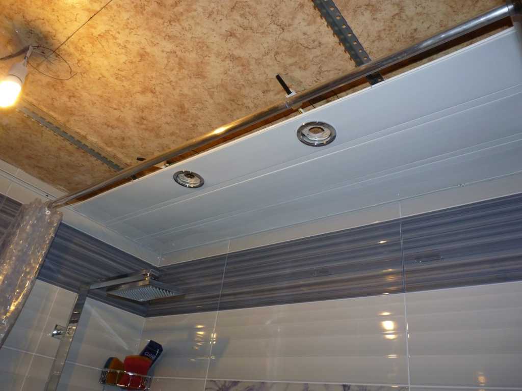 Установка натяжного потолка в ванной комнате: видео монтажа, плюсы и минусы в интерьере
