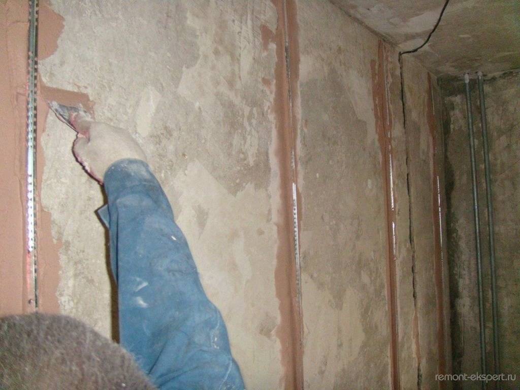 Выравнивание стен в ванной гипсокартоном и штукатуркой, ротбандом, по маякам, всегда ли нужно выравнивать стены под плитку