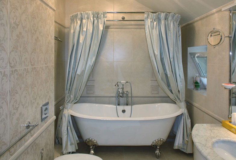 Виды и преимущества виниловых штор для ванной комнаты
