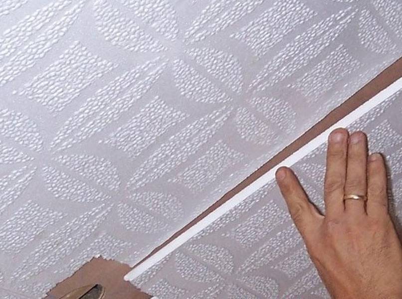 Можно ли на побелку клеить потолочную плитку и как правильно это делать?