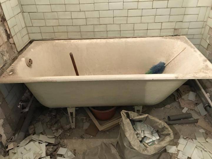 Демонтаж старой ванны: техника строительных работ и рекомендации