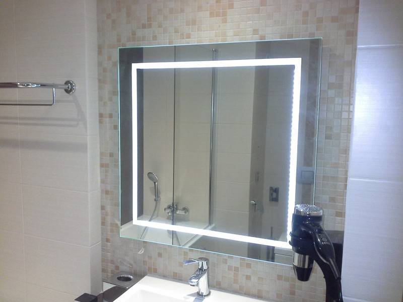 Зеркало для ванной со шкафчиком, полками и какой вид выбрать