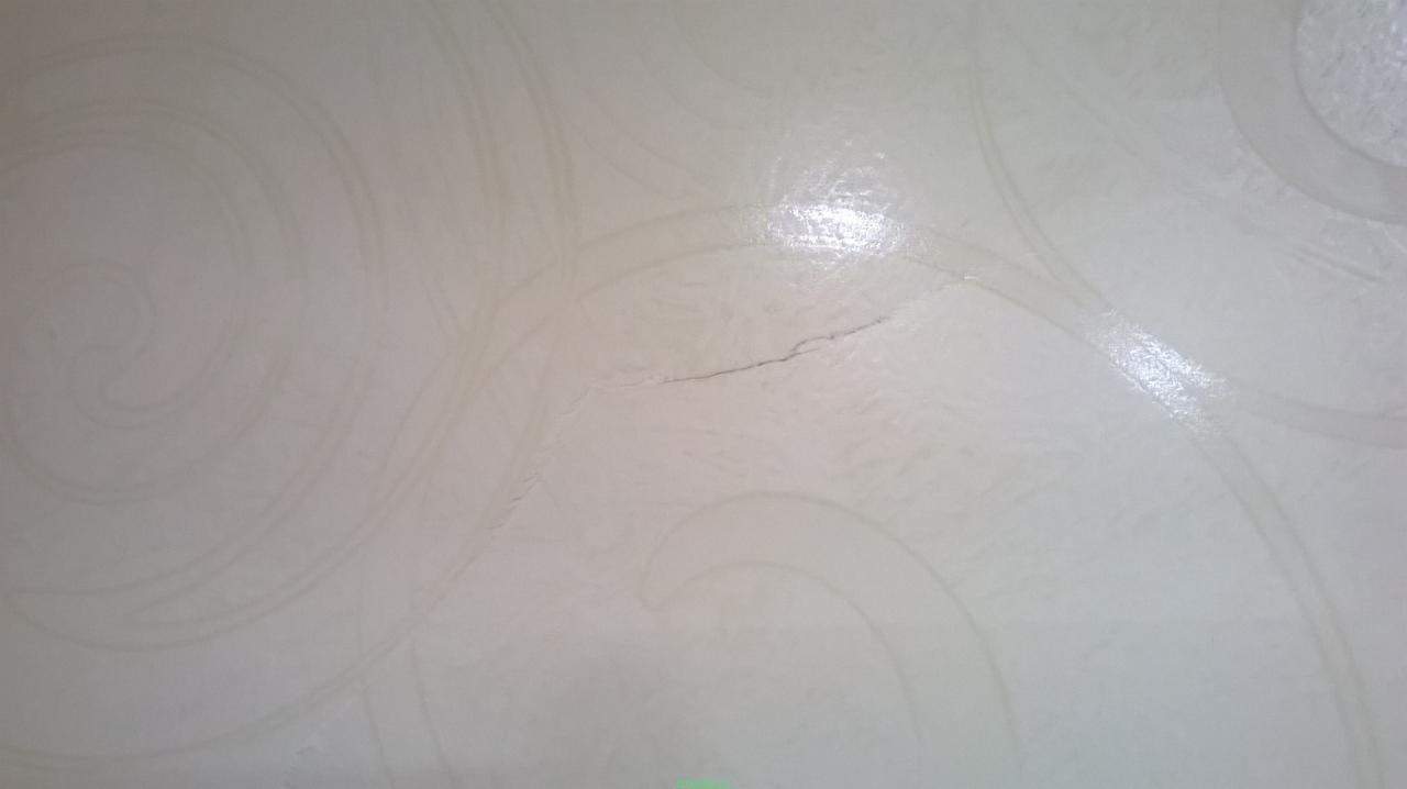 Мнение специалистов о том, почему трескается покрытие из плитки на стене в ванной