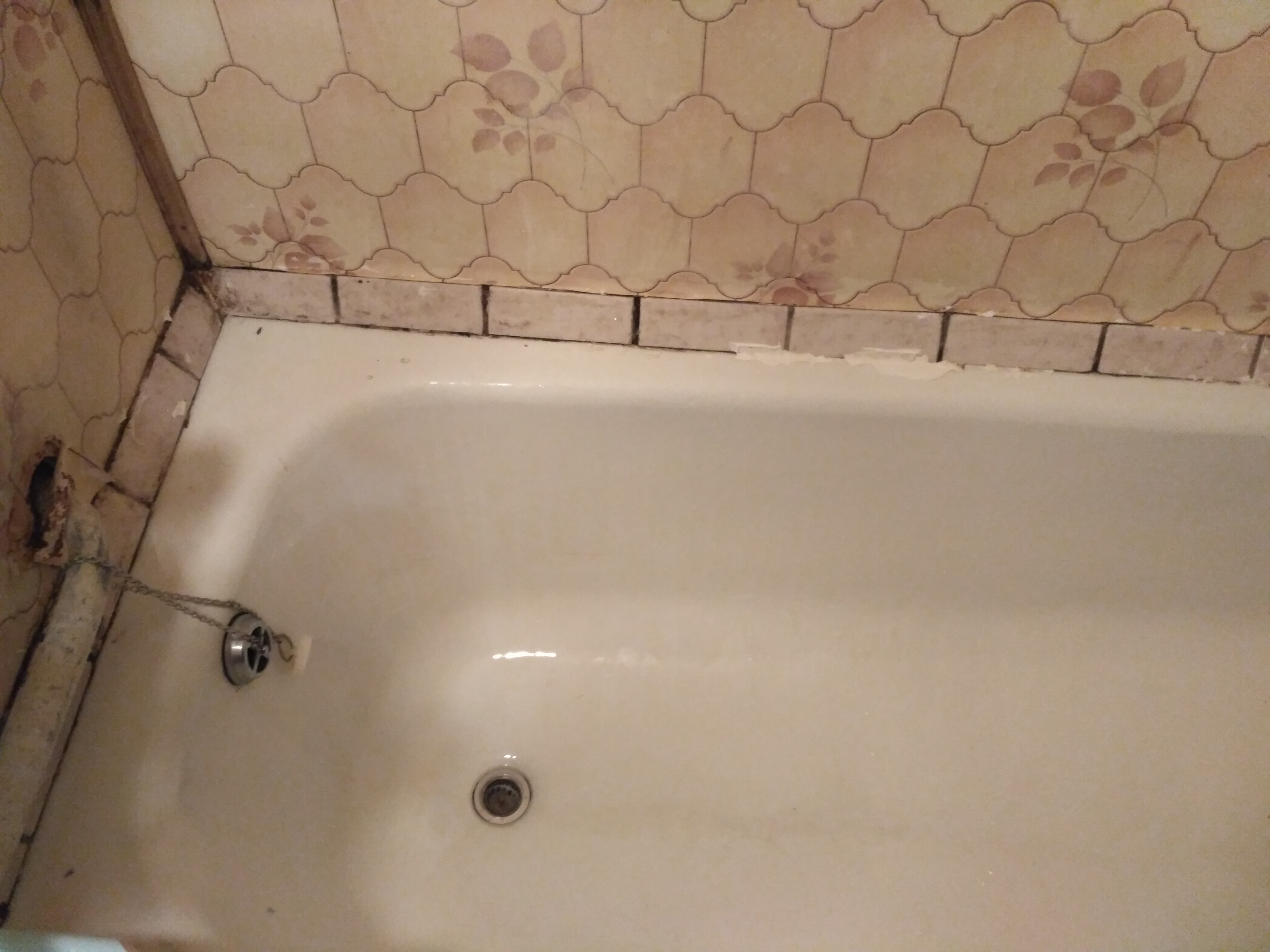 Как заделать стык между ванной и стеной? 8 лучших способов