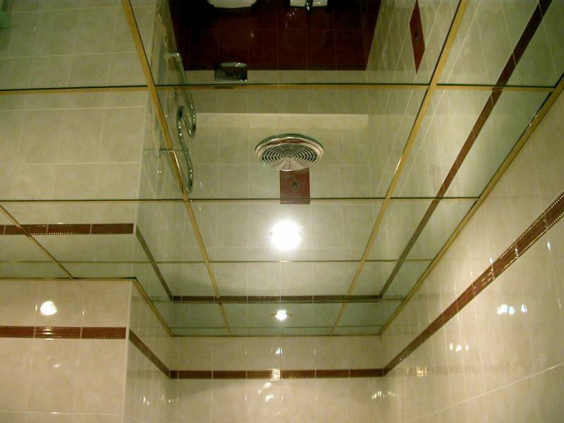 Делаем зеркальный потолок в ванной комнате своими руками + фото и видео