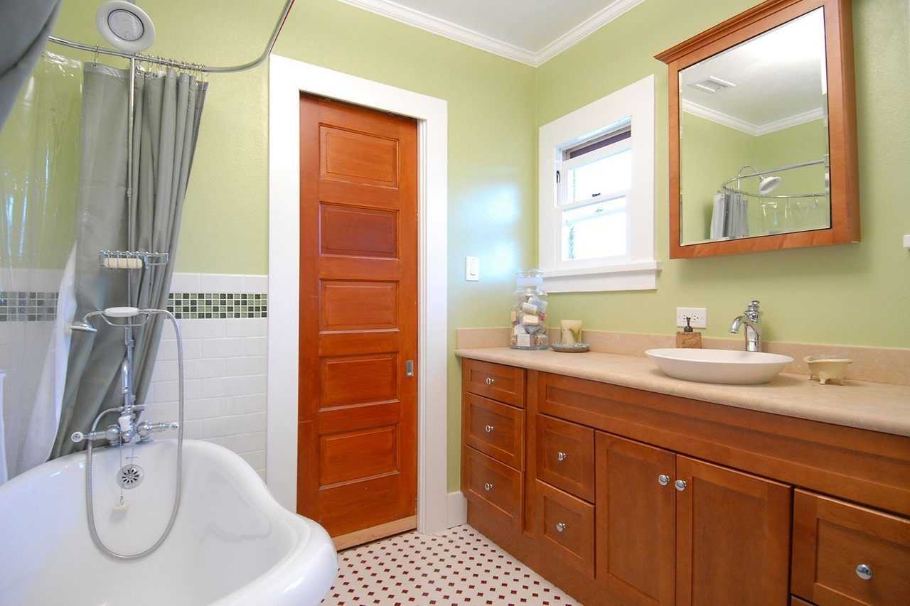 Виды дверей по используемому материалу, наиболее подходящие в туалет и ванну, особенности установки