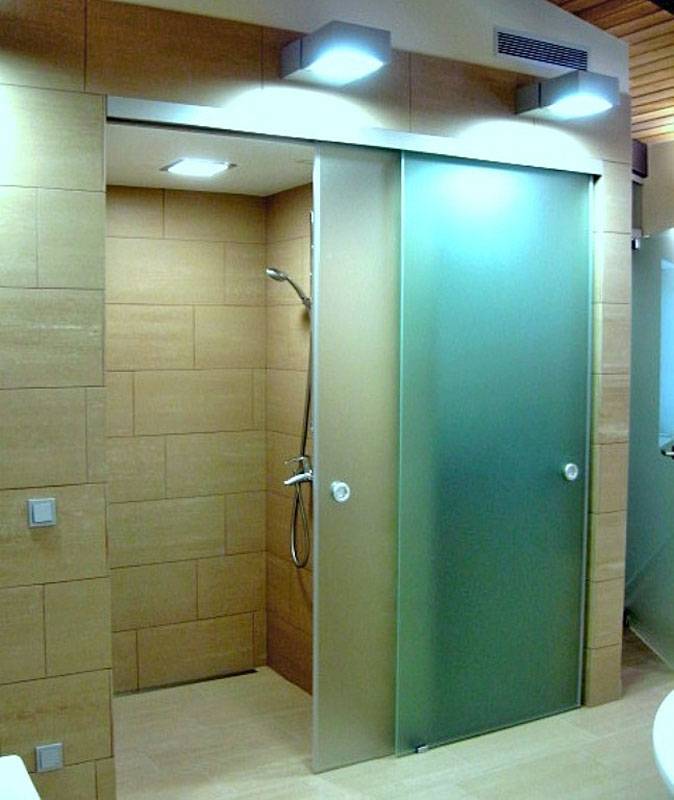 Стеклянные двери в ванную