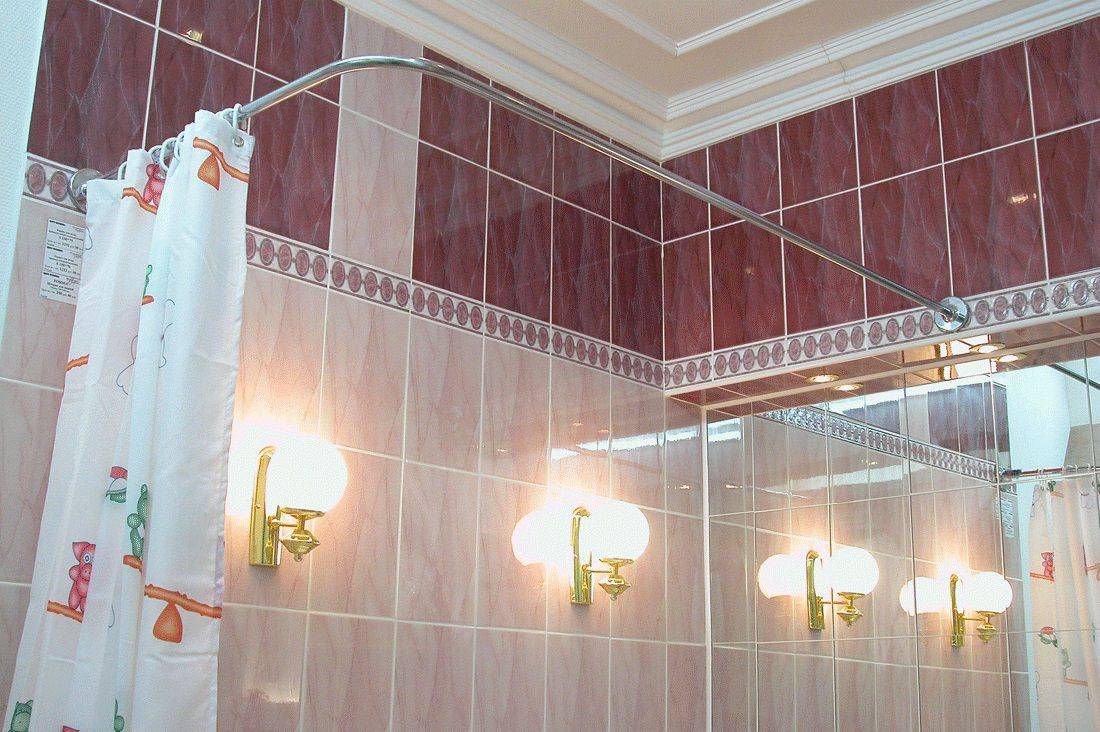 Как подобрать угловой карниз для штор в ванную комнату