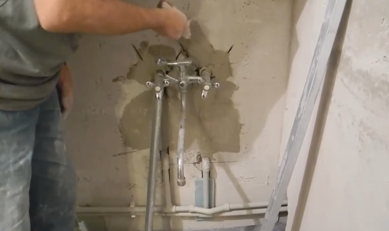 Как и чем выровнять стены в ванной под плитку: 4 способа