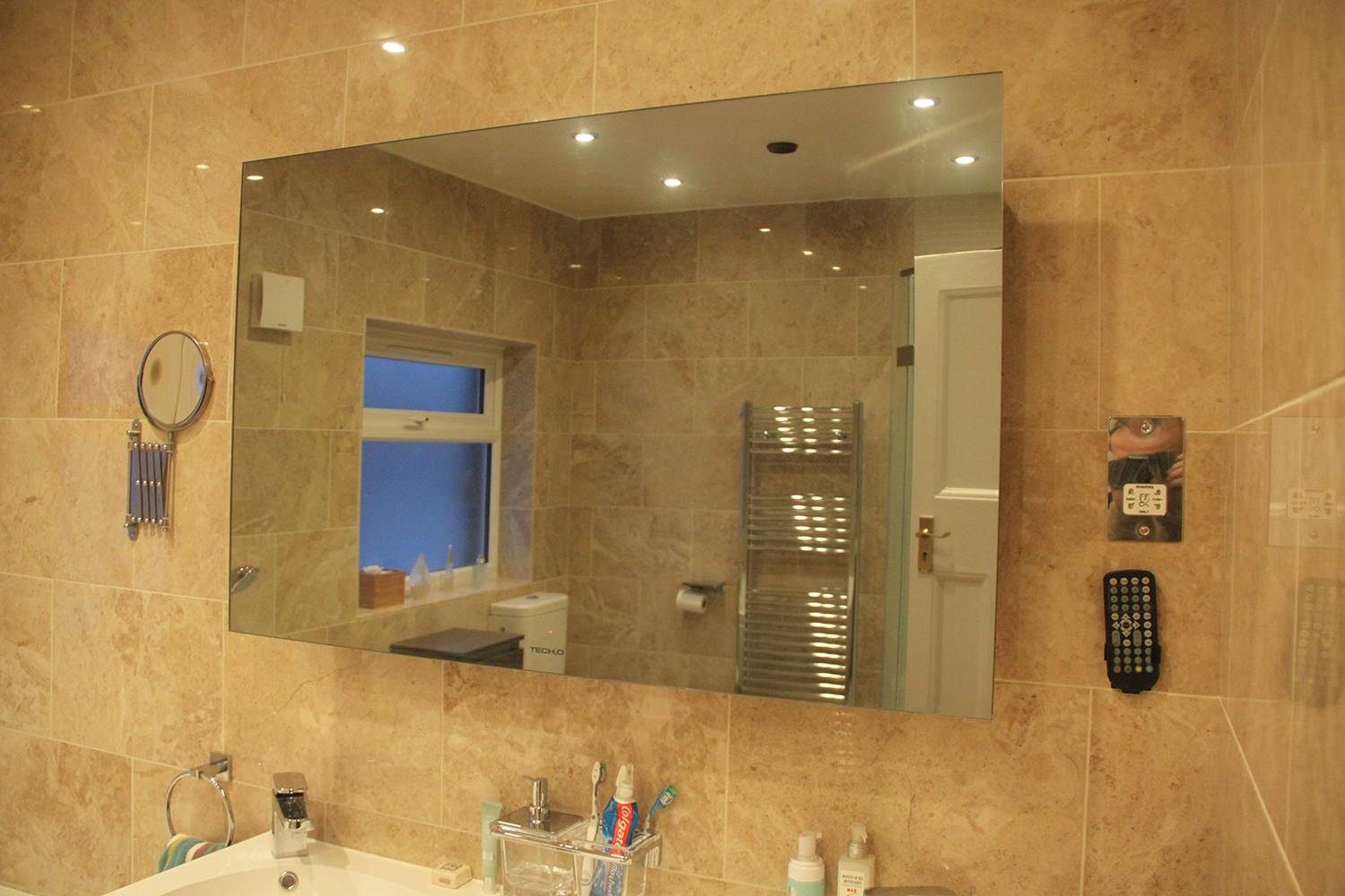 Как прикрепить зеркало к стене в ванной