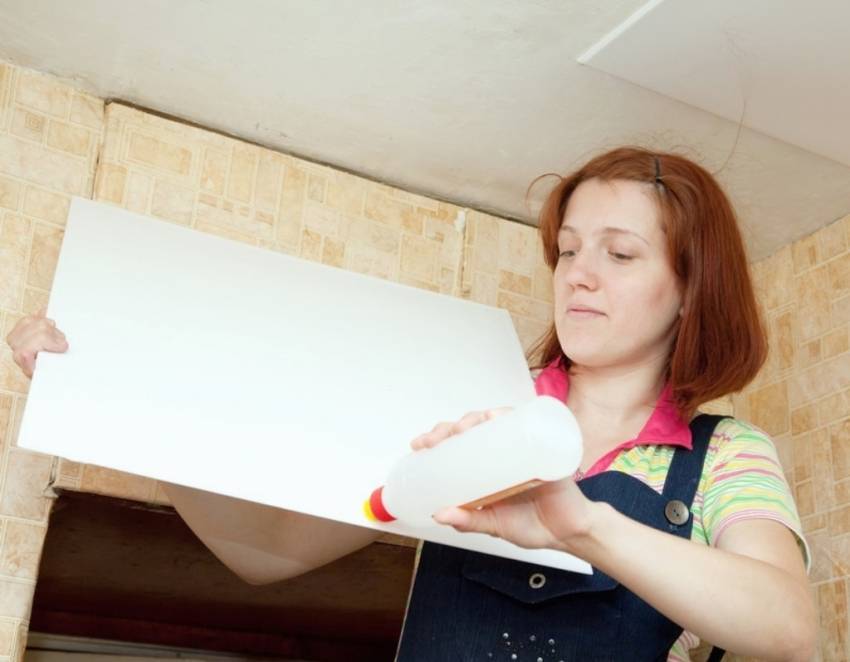 Можно ли клеить потолочную плитку на побелку или водоэмульсионную краску без смывания