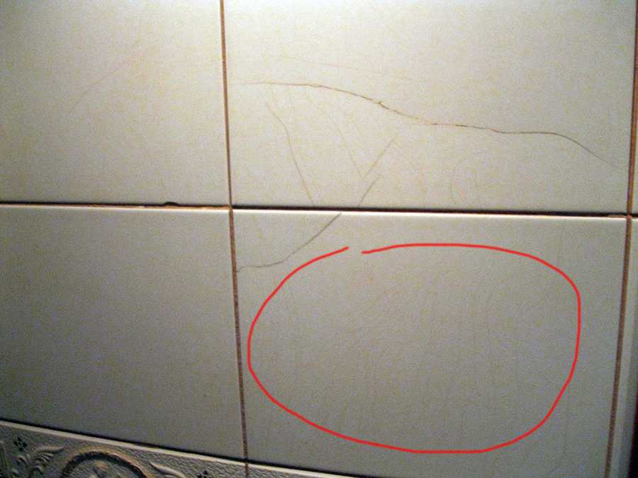На что и как приклеить плитку в ванной на стену, если она отвалилась (отклеилась)