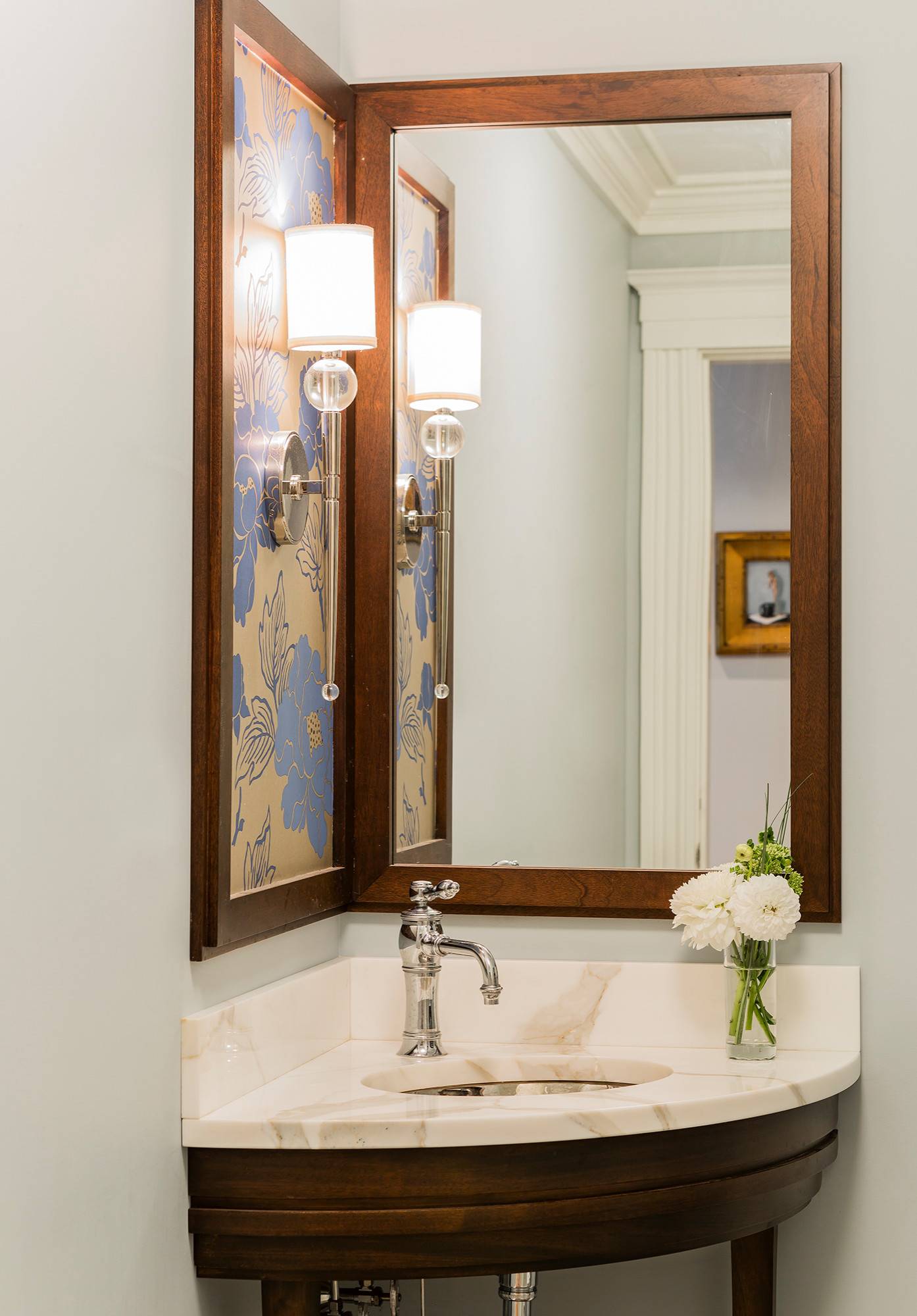 Высота зеркала в ванной от раковины: стандарт, на какой вешать над мойкой в комнате