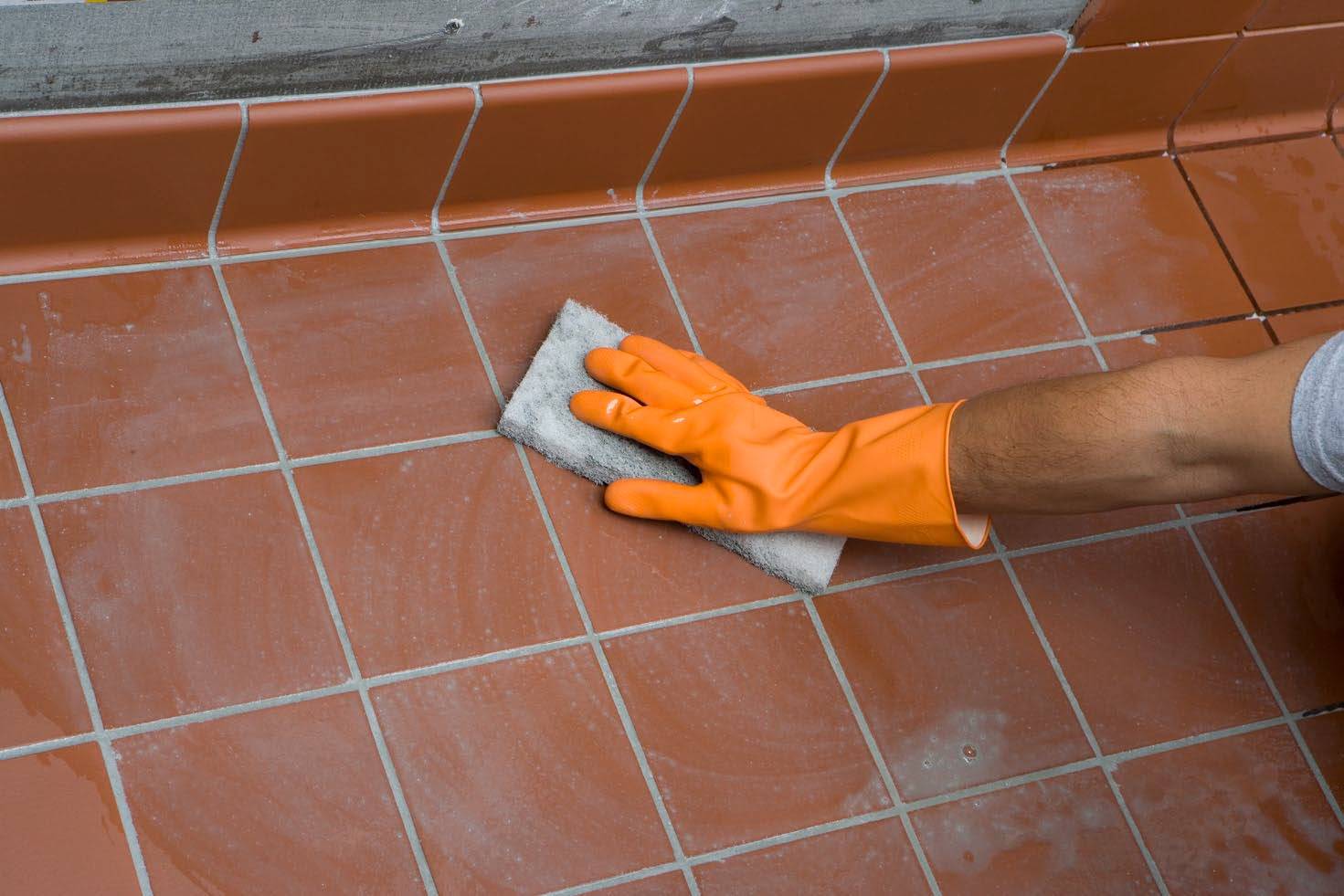 Как удалить затирку из швов плитки: нюансы быстрого удаления старой затирки в домашних условиях. как очистить швы в ванной на стене и полу?