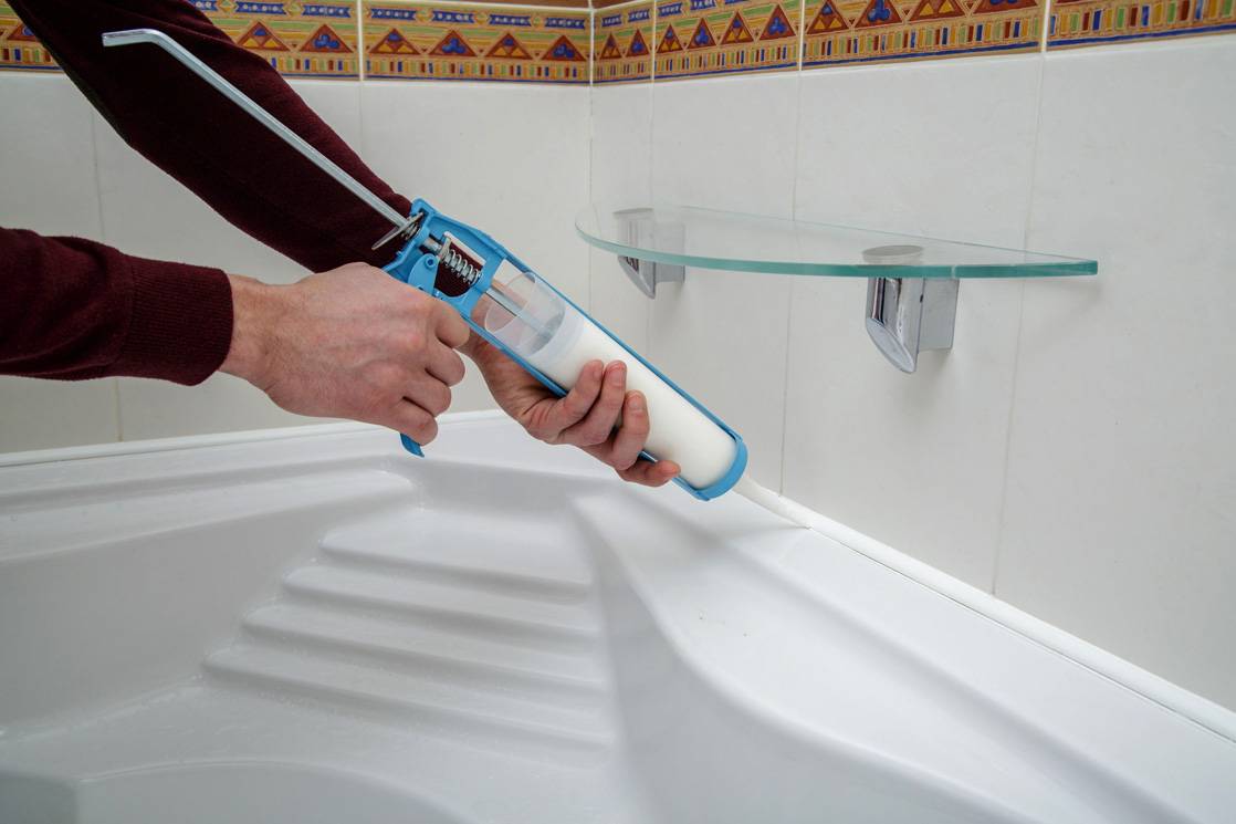 7 эффективных способов герметизации ванны со стеной
