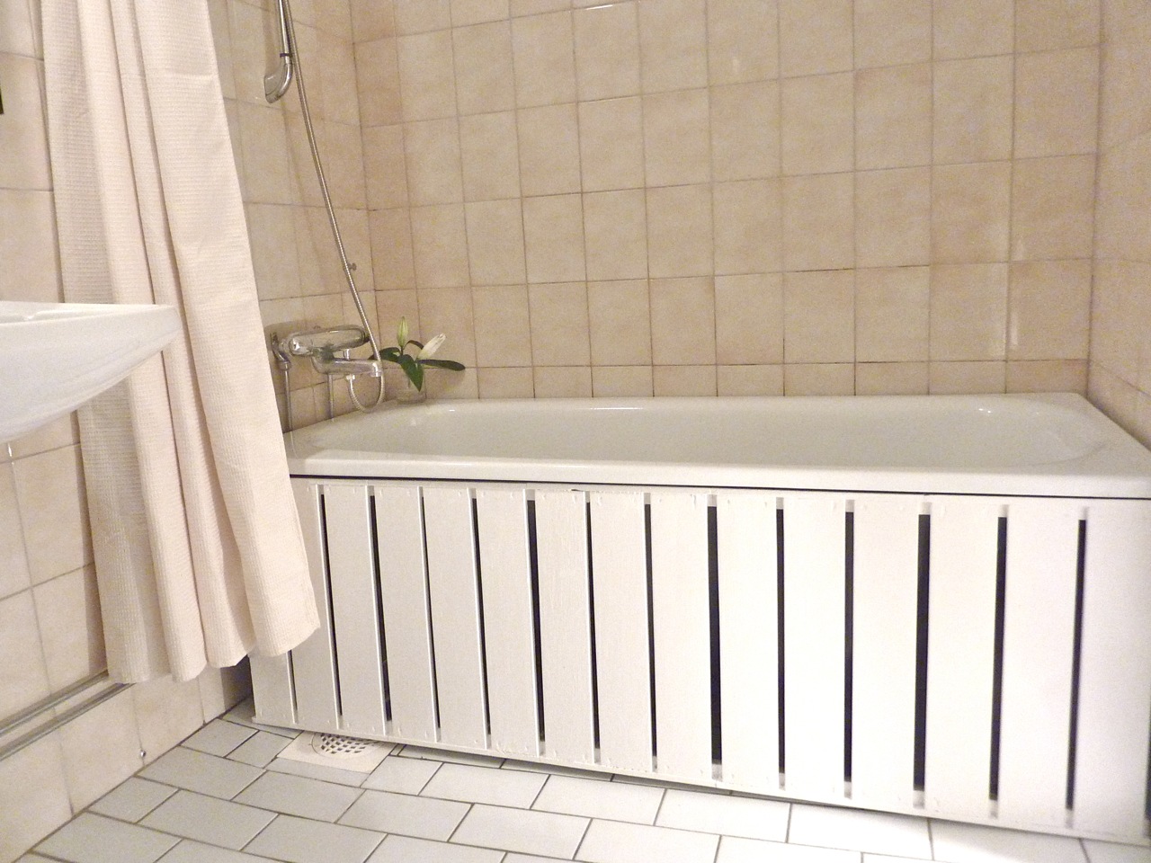 Чем можно закрыть ванну снизу? Практичные и недорогие варианты