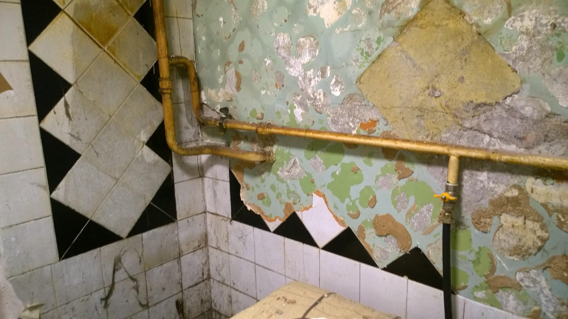 Как правильно снять старую плитку со стен ванной