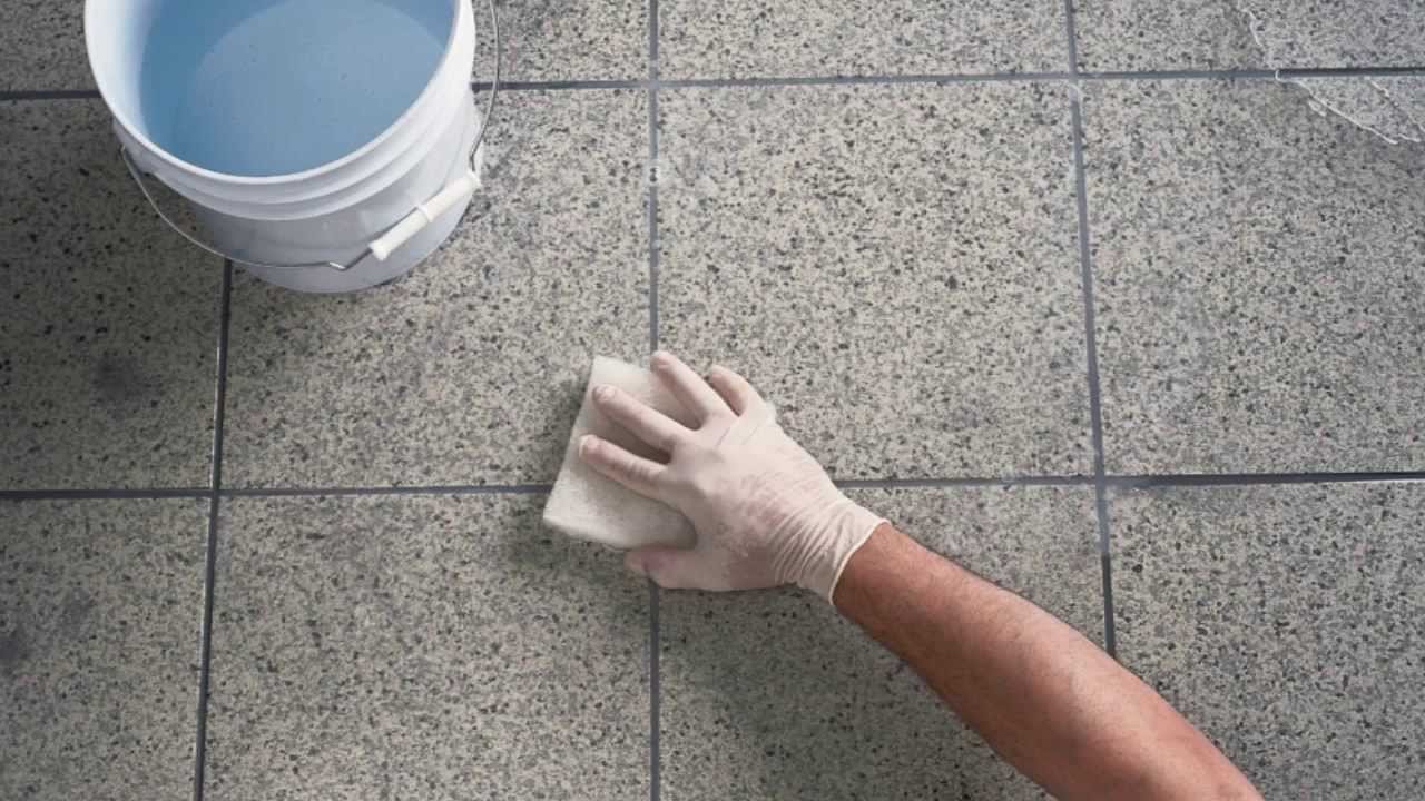 Как обновить швы между плиткой: очистка, покраска, удаление и замена затирки