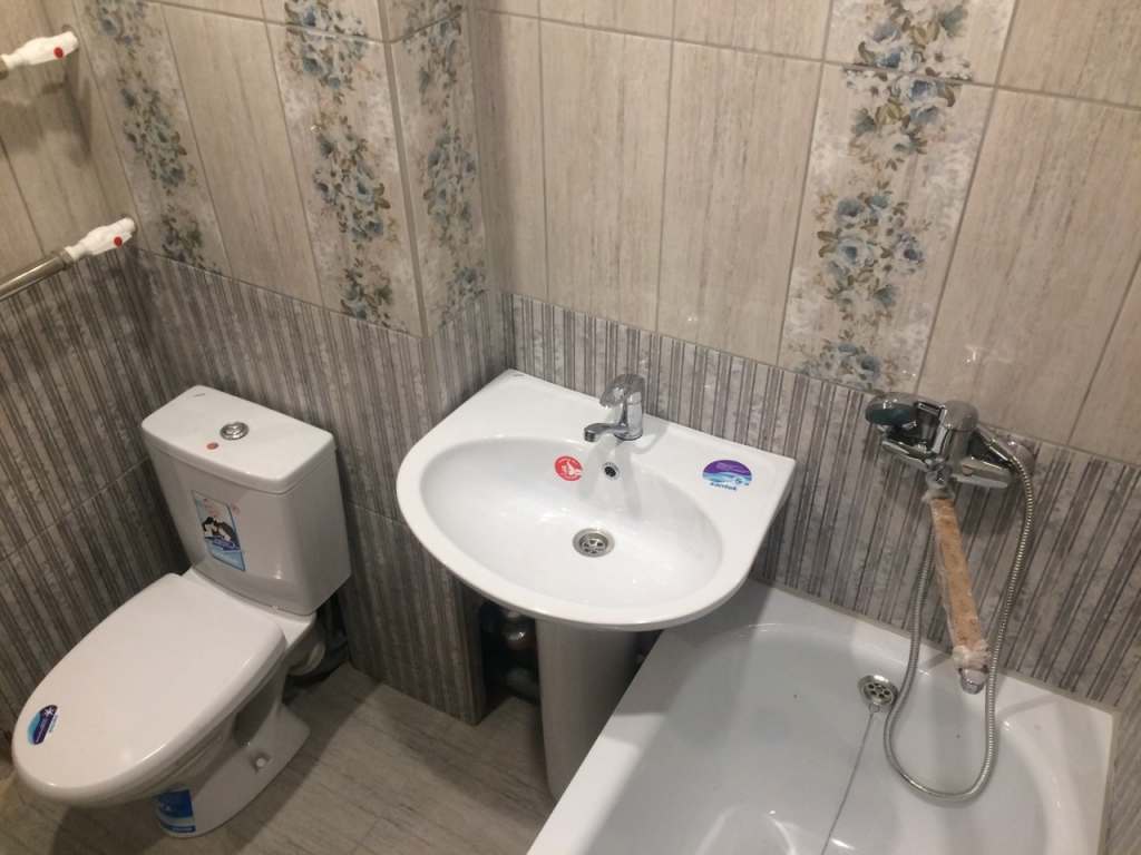 Недорогой дизайн ванной комнаты - дизайны эконом класса (фото)