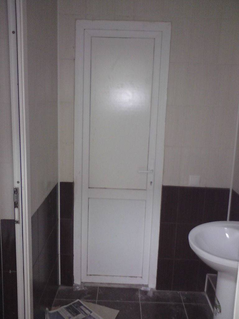 Пластиковые двери в ванную и туалет: фото, обзор вариантов