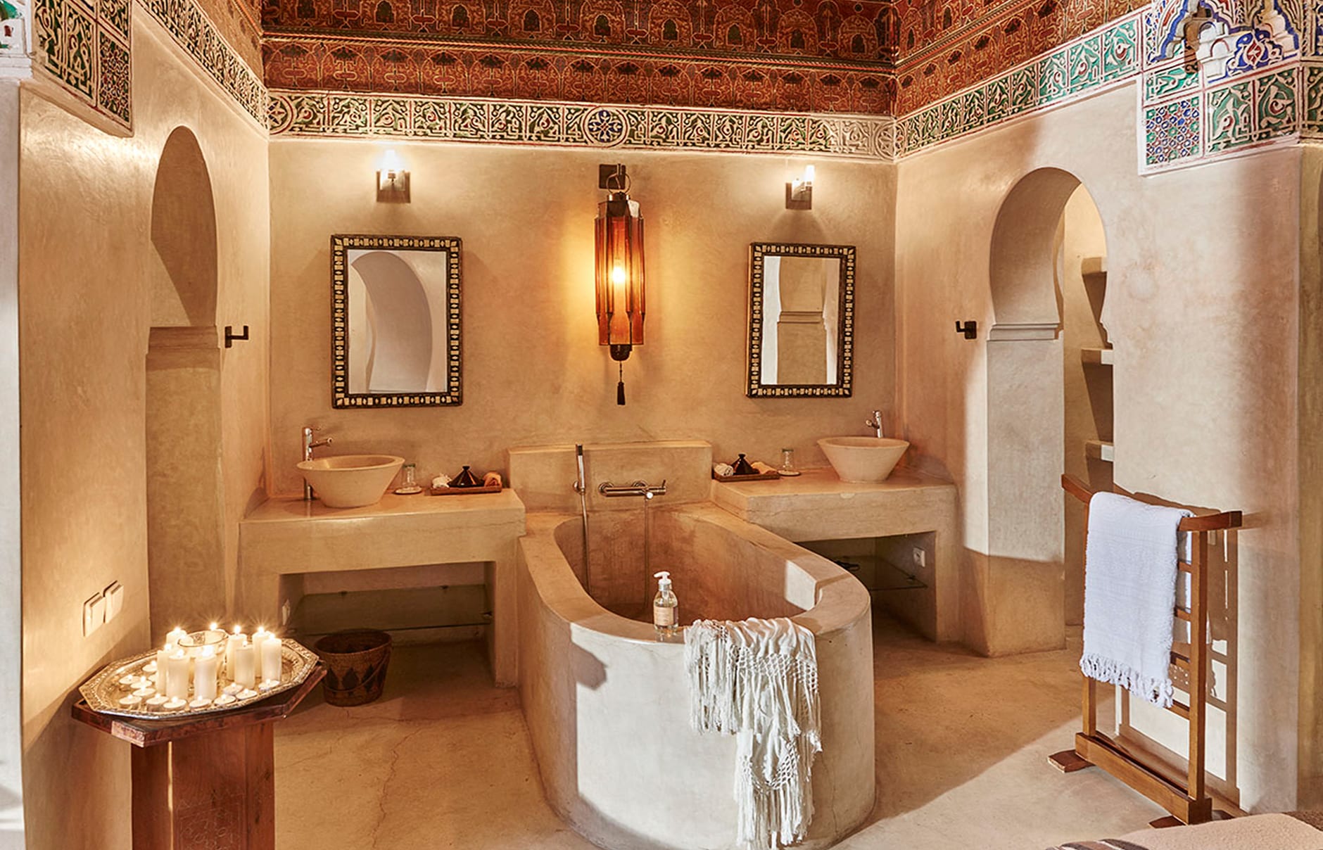 Марокканский стиль в интерьере кухни, ванной, гостиной: интерьер с плиткой
 - 20 фото