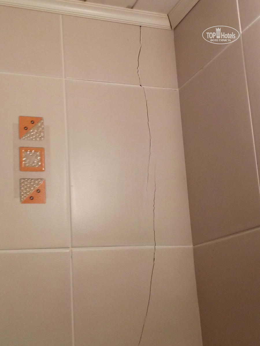Почему трескается плитка в ванной на стене? - строительство просто