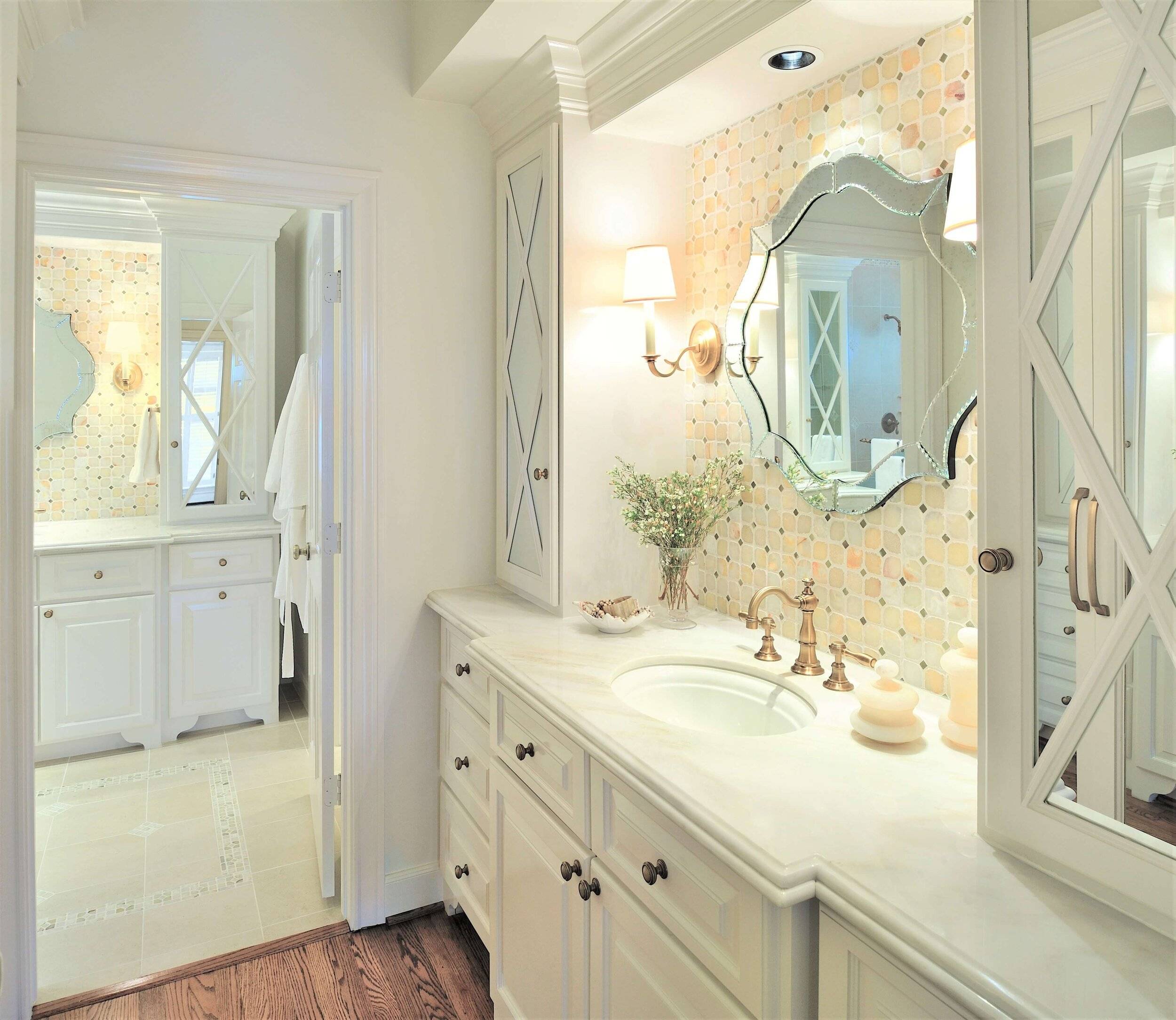 Зеркальный шкаф в ванную комнату (60 фото): навесной, угловой, с зеркалом и подсветкой