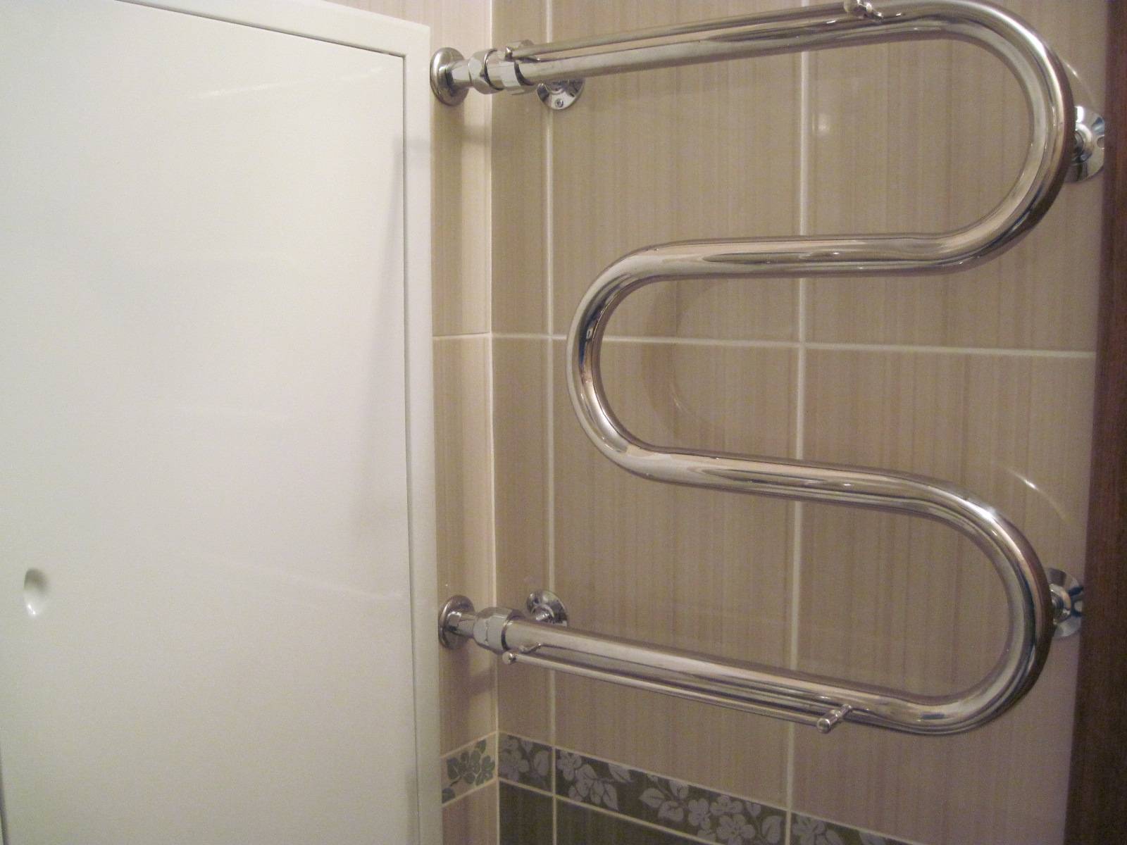 Правильная установка полотенцесушителя: подключение к стояку, монтаж в ванной своими руками