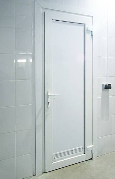 Пластиковые двери для ванной и туалета: виды и особенности пвх изделий