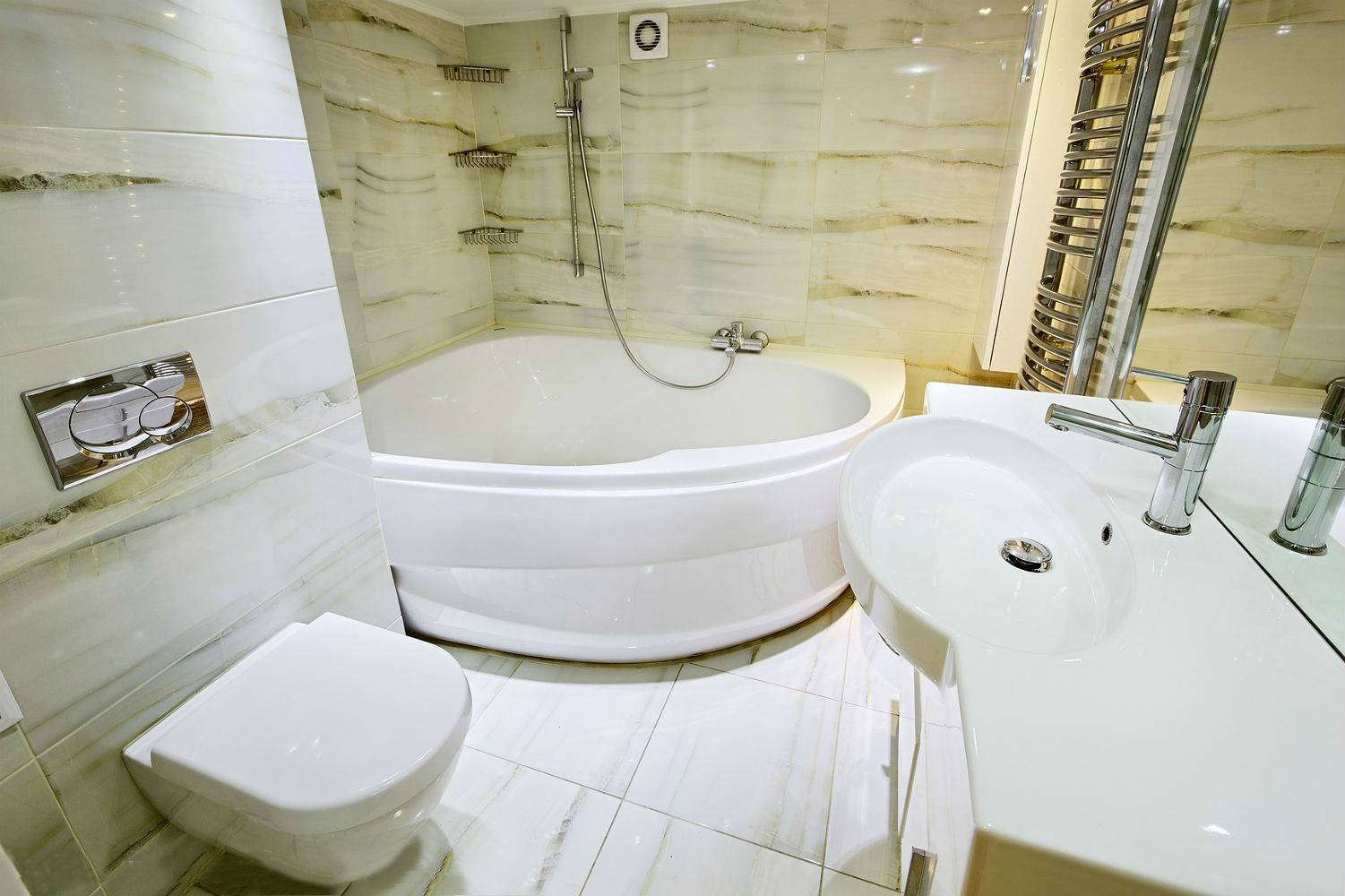 Угловая ванна в интерьере ванной комнаты - виды, достоинства и недостатки