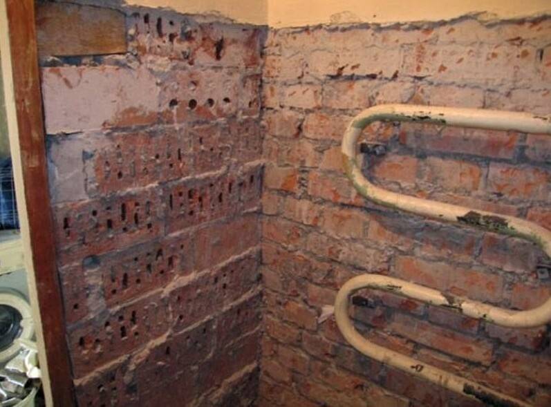Можно ли класть плитку на неровные стены в ванной комнате: техника выкладки на кривые стены без выравнивания