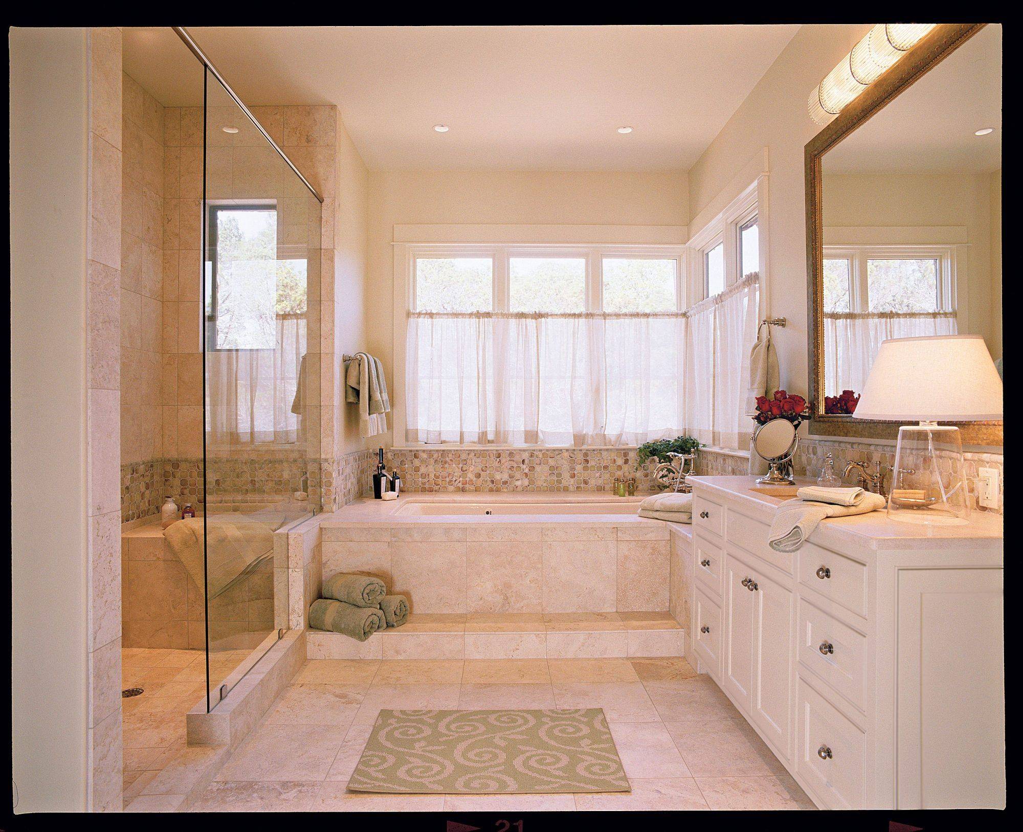 Небольшая ванная с окном. Интерьер ванной с окном. Ванна ая комната с окном. Планировка ванной комнаты с окном. Достаточно ванная комната