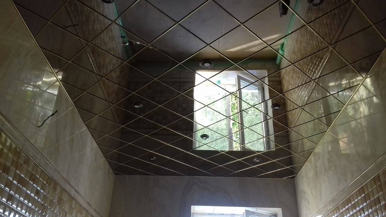 Подвесной стеклянный и зеркальный потолок в ванной комнате (фото)