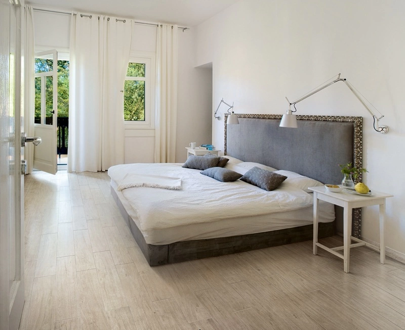 Плитка в спальне: фото интерьера с плиткой на полу и на стене