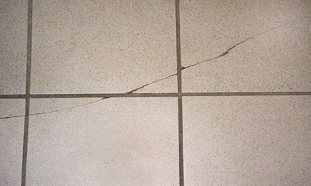 Почему треснула плитка на стене в ванной? | ремонт квартиры своими руками
