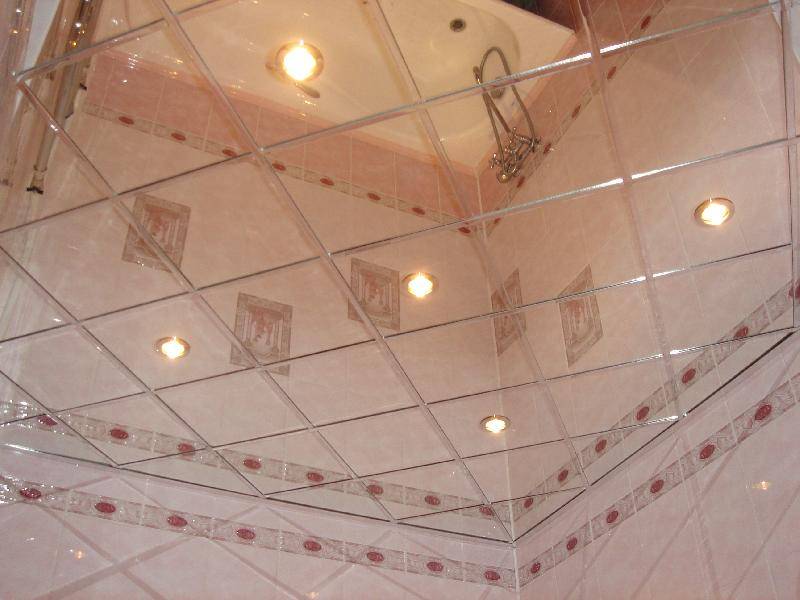 Делаем зеркальный потолок в ванной