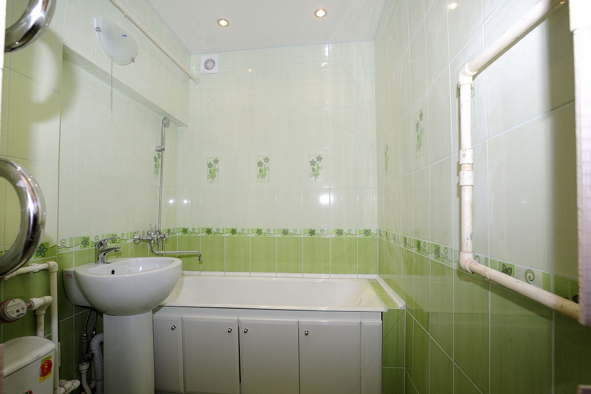 Как обшить стены в ванной пластиковыми панелями. с монтажом пластикам может справится даже новичок в оделке. влажные помещения требуют особого подхода