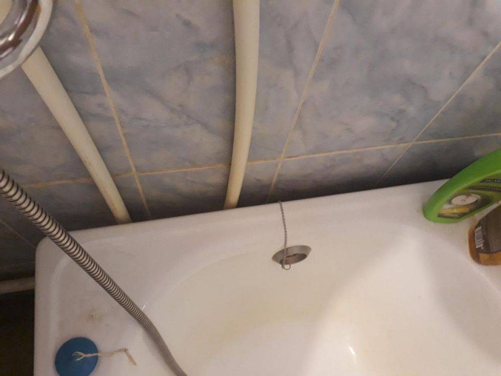 Чем заделать щель между ванной и стеной - закрываем стыки (+фото) - vannayasvoimirukami.ru