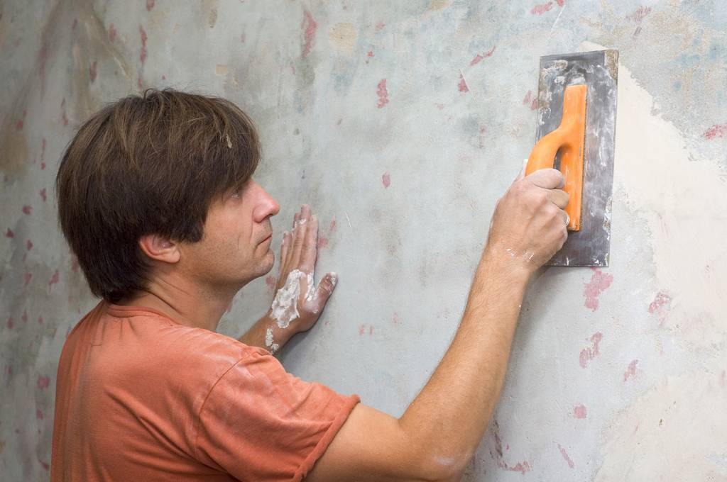 Как выровнять стены в ванной, если они сильно искривлены?