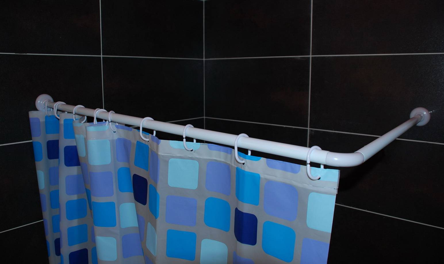 Карнизы для ванной: потолочные, трубчатые, прямые, угловые, карнизы-телескопы. как установить