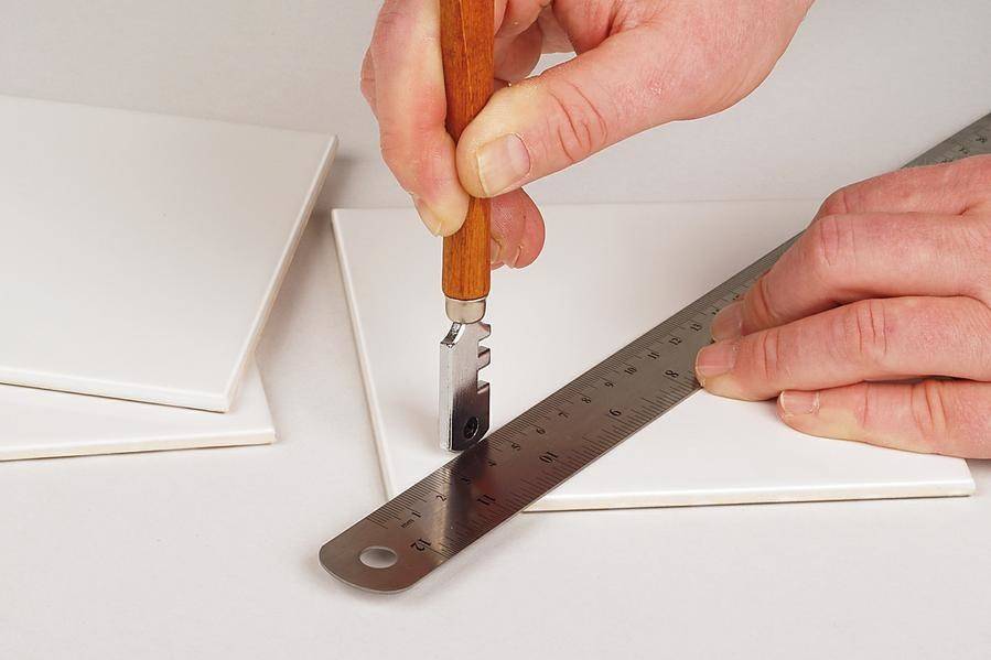 Как разрезать плитку: правильная резка плитки без плиткореза в домашних условиях от а до я. учимся резать кафель без сколов стеклорезом
