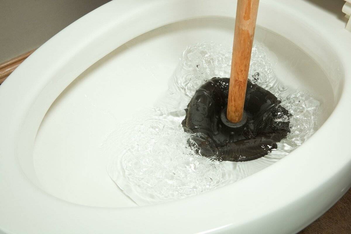 Как убрать мочевой камень в унитазе, как удалить, если там стоит вода, как очистить от застарелого в домашних условиях?