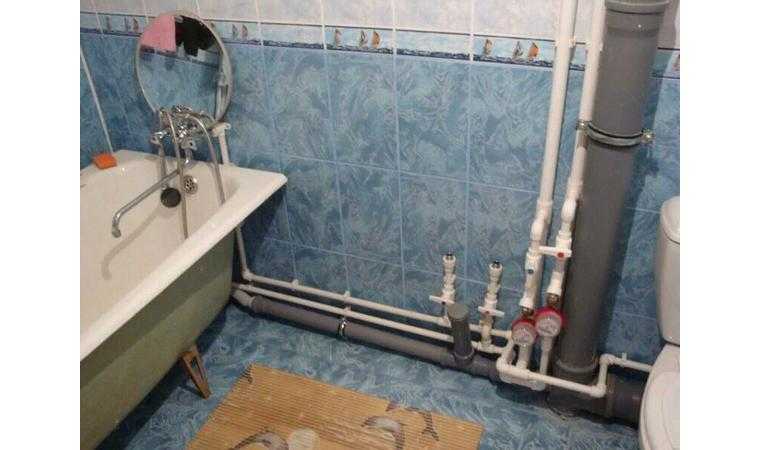 Как спрятать трубы в ванной (полотенцесушитель, трубы от смесителя и под ванной) не монтируя: под плитку, в стену и пластиковые панели (75 фото)
