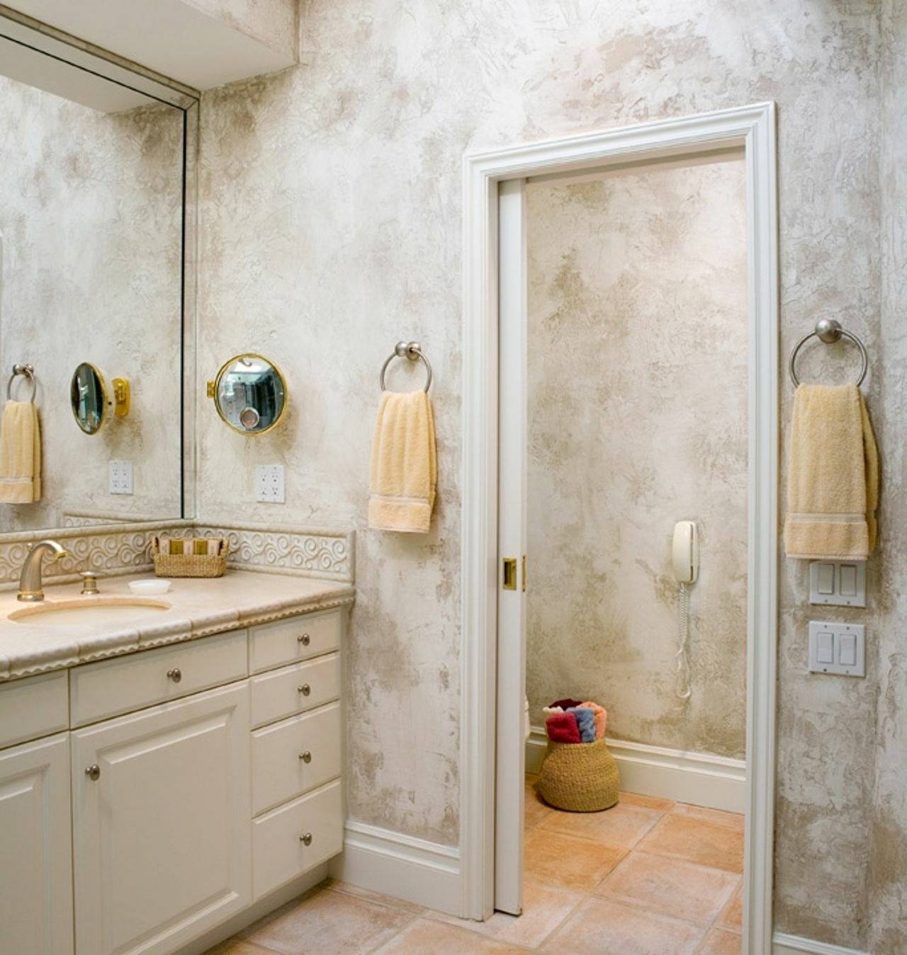 Декоративная штукатурка для ванной комнаты, можно ли использовать фактурную штукатурку в ванной, фото интерьеров