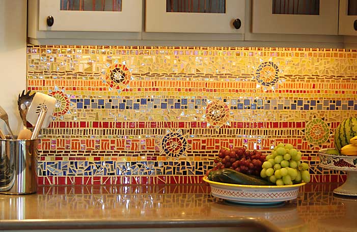 Иногда мозаика применяется как плитка для кухни на фартук